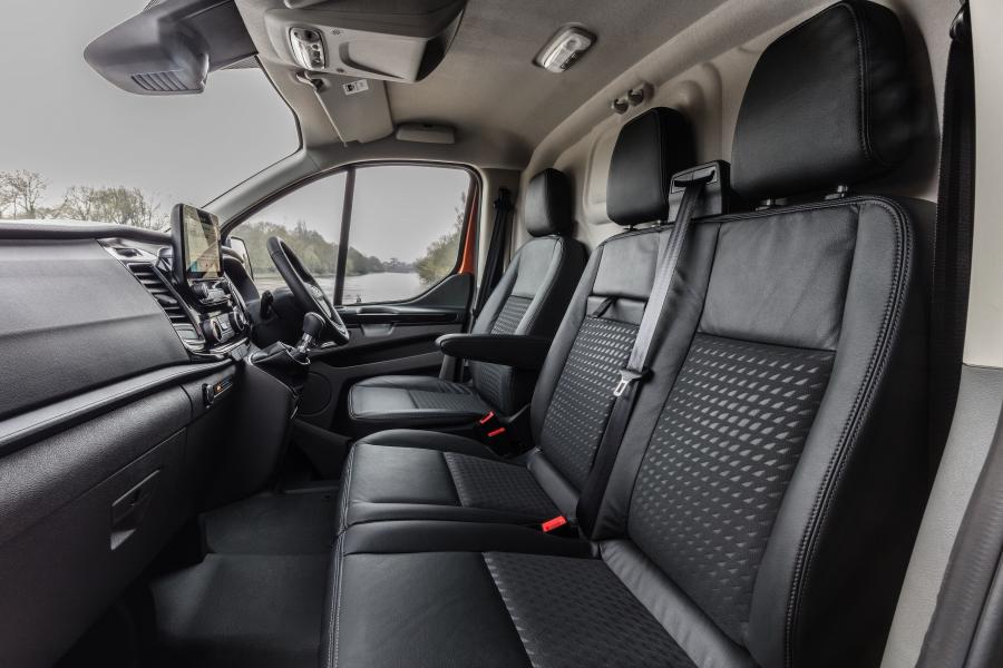 Интерьер Ford Transit Custom Sport 2017 года  (UK) (фото 9 из 13)